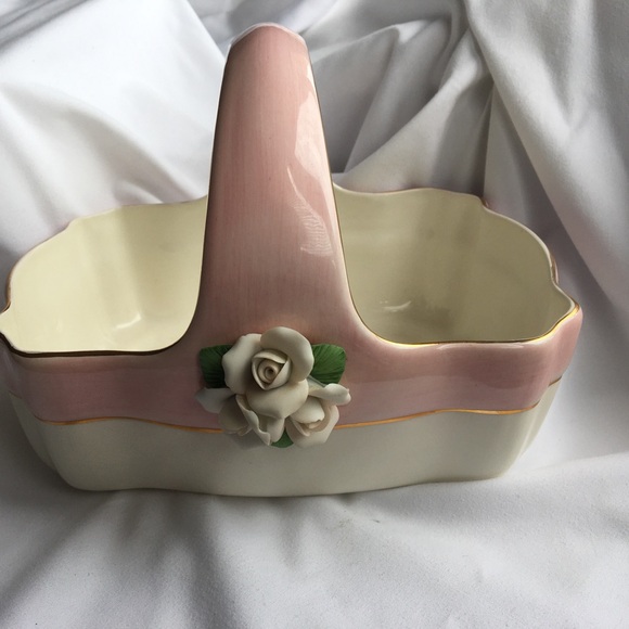 2/$20 Beautiful Ceramic Gift Basket Self Care Towel Holder Planter - Picture 3 of 15